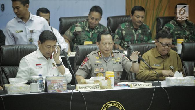 Menko Polhukam, Wiranto (kiri) memimpin rapat koordinasi dengan KPU-Bawaslu, Polri, TNI hingga sejumlah menteri di kantornya, Jakarta, Senin (15/4). Rapat membahas mengenai kesiapan akhir pengamanan tahapan pemungutan dan perhitungan suara pemilu serentak 2019. (Liputan6.com/Faizal Fanani)