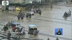 Banjir di Bandung, Jawa Barat, meluas jadi tujuh kecamatan hingga sudah mencapai atap rumah warga.