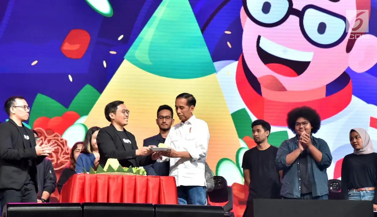 Presiden Joko Widodo menerima tumpeng dari Founder dan CEO Bukalapak Achmad Zaky selama acara hari ulang tahun (HUT) ke-9 BukaLapak di Jakarta Convention Center (JCC), Kamis (10/1). (Liputan6.com/HO/Biropers)