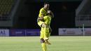 Pemain Barito Putra, Rizky Pora (kiri), melakukan selebrasi bersama Bissa Donald usai mencetak gol ke gawang PSIS Semarang  pada laga Piala Menpora 2021 di Stadion Manahan, Solo, Minggu (21/3/2021). Kedua tim bermain imbang 3-3. (Bola.com/M Iqbal Ichsan)