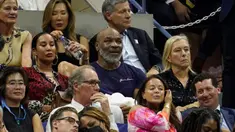Mike Tyson (tengah) menonton pertandingan tenis antara Serena Williams melawan Danka Kovinic pada putaran pertama kejuaraan tenis US Open 2022 di New York, Amerika Serikat, 29 Agustus 2022. (AP Photo/John Minchillo)