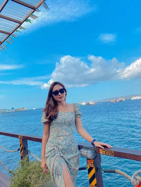 Wanita kelahiran Banyuwangi jebolan ajang D'Academy 2 ini memang sudah stylish dari dulu. Menggunakan pakaian berwarna biru muda dengan corak bunga, ia tampak sangat anggun. Video musiknya di YouTube selalu ditonton hingga jutaan kali. (Liputan6.com/IG/@iam_vitaalvia)