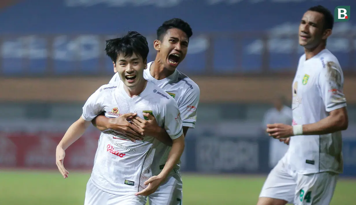Tidak ada lagi gol yang tercipta sampai pertandingan berakhir. Persebaya berhak mengemas tiga poin dari kemenangan 3-1 ini. (Bola.com/Bagaskara Lazuardi)