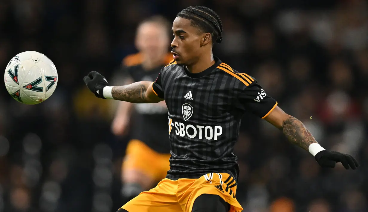 Striker Leeds United, Crysencio Summerville menguasai bola saat menghadapi Fulham pada laga putrana kelima Piala FA 2022/2023 di Craven Cottage, London (28/2/2023). Dipromosikan ke tim senior Leeds United pada awal musim 2021/2022, pemain binaan Akademi Feyenoord ini telah mencetak 4 gol dan 2 assist bagi Leeds dari total 20 laga di Liga Inggris musim 2022/2023. (AFP/Glyn Kirk)