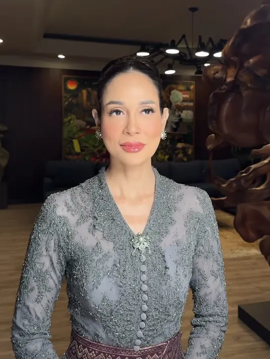 Istri Menteri Industri, Loemongga tampil mengenakan kebaya warna charcoal dipadukan songket Bali dari Svarna by Ikat Indonesia. [Instagram/@andreblake]