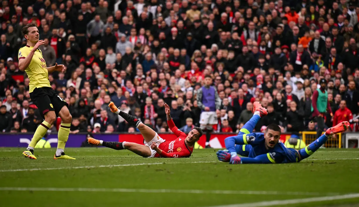 Pemain Manchester United, Antony, mencetak gol ke gawang Burnley pada laga pekan ke-35 Liga Inggris di Stadion Old Trafford, Minggu (28/4/2024). (AFP/Oli Scarff)