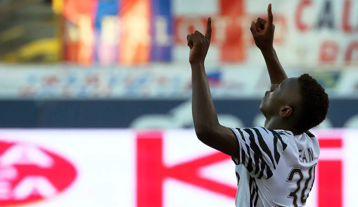 Penyerang Juventus, Moise Kean, melakukan selebrasi usai mencetak gol ke gawang Bologna pada giornata terakhir Liga Italia Serie A 2016-2017 di Stadion Renato Dall'Ara, Minggu (28/5/2017). Juventus menang 2-1. (EPA/Giorgio Benvenuti)