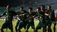 Para pemain Persebaya Surabaya menari saat merayakan gol yang dicetak Taisei Marukawa ke gawang Persib Bandung dalam laga pekan ke-16 BRI Liga 1 2021/2022 di Stadion Maguwoharjo, Sleman, Rabu (8/12/2021). (Bola.com/Bagaskara Lazuardi)
