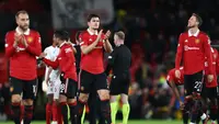 Momen Harry Maguire usai menuntaskan pertandingan Manchester United (MU) versus Sevilla di perempat final Liga Europa 2022/2023 hari Jumat (14/04/2023) dini hari WIB. (DARREN STAPLES / AFP)