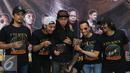 Boomerang, Grassrock dan D'bandhits berpose bareng seusai peluncuran album di Kawasan Kemang, Jakarta, Jumat (29/04/2016). Boomerang, Grassrock dan D'bandhits launching album kompilasi mereka yang diberi nama 3 ROCK. (Liputan6.com/Herman Zakharia)
