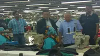 Ketua KEIN Soetrisno Bachir saat meninjau pabrik tekstil di Bogor pada Sabtu (8/9/2018) (Foto:Liputan6.com/Achmad Sudarno)