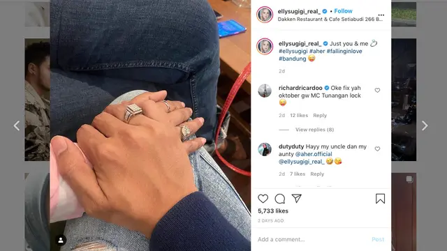 Elly Sugigi bersama kekasihnya