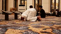 Ilustrasi muslim, salat duha di masjid. (Photo by Aldin Nasrun on Unsplash)