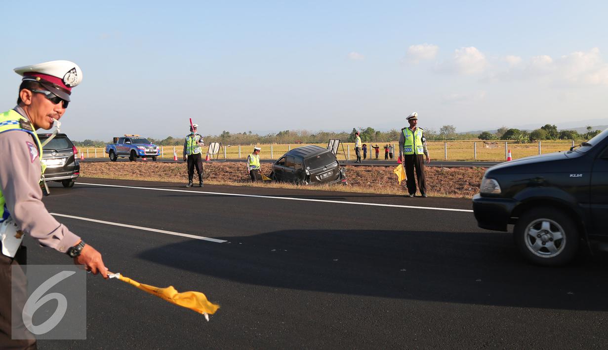 Petugas kepolisian sedang mengatur lalu lintas di Tol Cipali, Jawa Barat, Senin (13/7/2015). Sebuah mobil bernomor polisi D 1807 PB menabrak penanda jalan di Km 149+800. (Liputan6.com/Herman Zakharia)