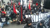 Gerakan Anarko Sindikalis saat peringatan May Day di Surabaya. (Liputan6.com/Dian Kurniawan)