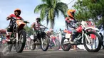 Peserta Komando Trail Adventure (Kotra) 2 melintasi garis start di Yon 14 Grup 1 Kopassus, Bogor, Jawa Barat, Sabtu (8/4). Acara ini bagian perayaan HUT Kopassus ke-65 dan diikuti ribuan kroser. (Liputan6.com/Helmi Fithriansyah) 