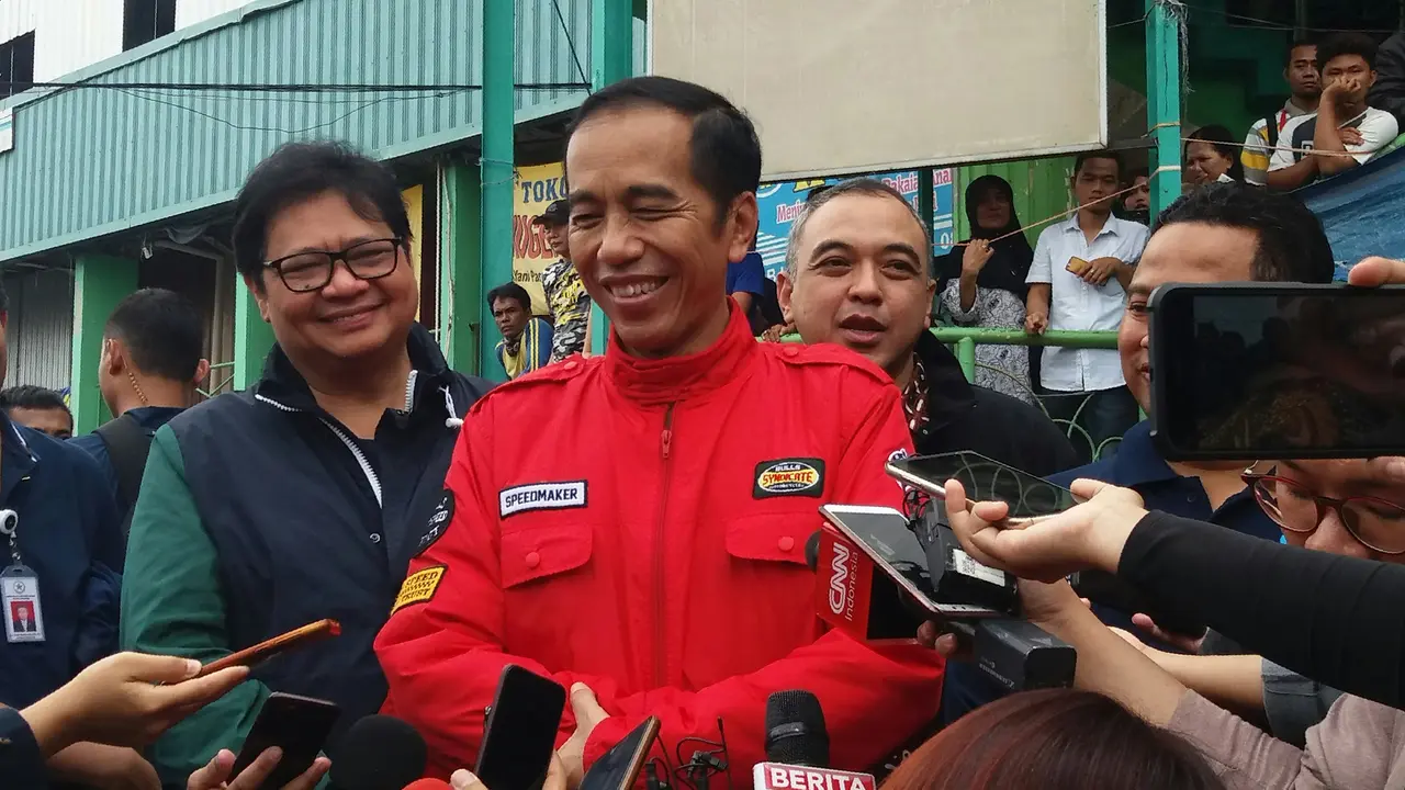 Jokowi saat blusukan masih menggunakan jaket motor (Liputan6.com/Hanz Jimenez)