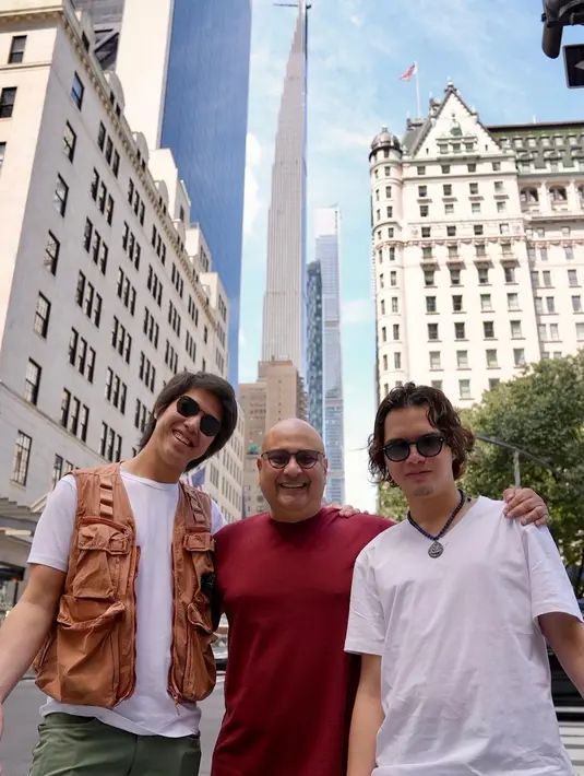 <p>Irwan Mussry juga tampak bahagia ketika foto bersama kedua anak sambungnya, El dan Dul. (Foto: instagram.com @maiaestiantyreal)</p>