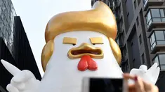 Patung ayam berukuran super besar dipajang di pusat perbelanjaan Tiongkok berhasil menyedot perhatian pengunjung, Sabtu (24/12). Pasalnya, patung ayam itu sangat mirip dengan presiden terpilih Amerika Serikat Donald Trump. (AFP PHOTO / STR)