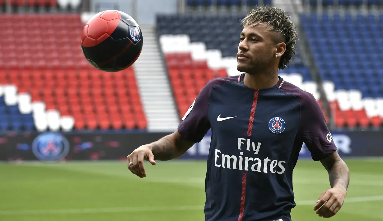 Neymar. Sayap kiri Brasil berusia 30 tahun yang kini memasuki musim ke-6 berseragam PSG ini tercatat menjadi pemain termahal yang pernah didatangkan Unai Emery, bahkan menjadi rekor termahal sejagat. Ia didatangkan dari Barcelona dengan nilai transfer 200 juta euro atau kini setara Rp3,1 triliun pada awal musim 2017/2018, saat Unai Emery memasuki musim keduanya sekaligus terakhir membesut PSG. (AFP/Philippe Lopez)