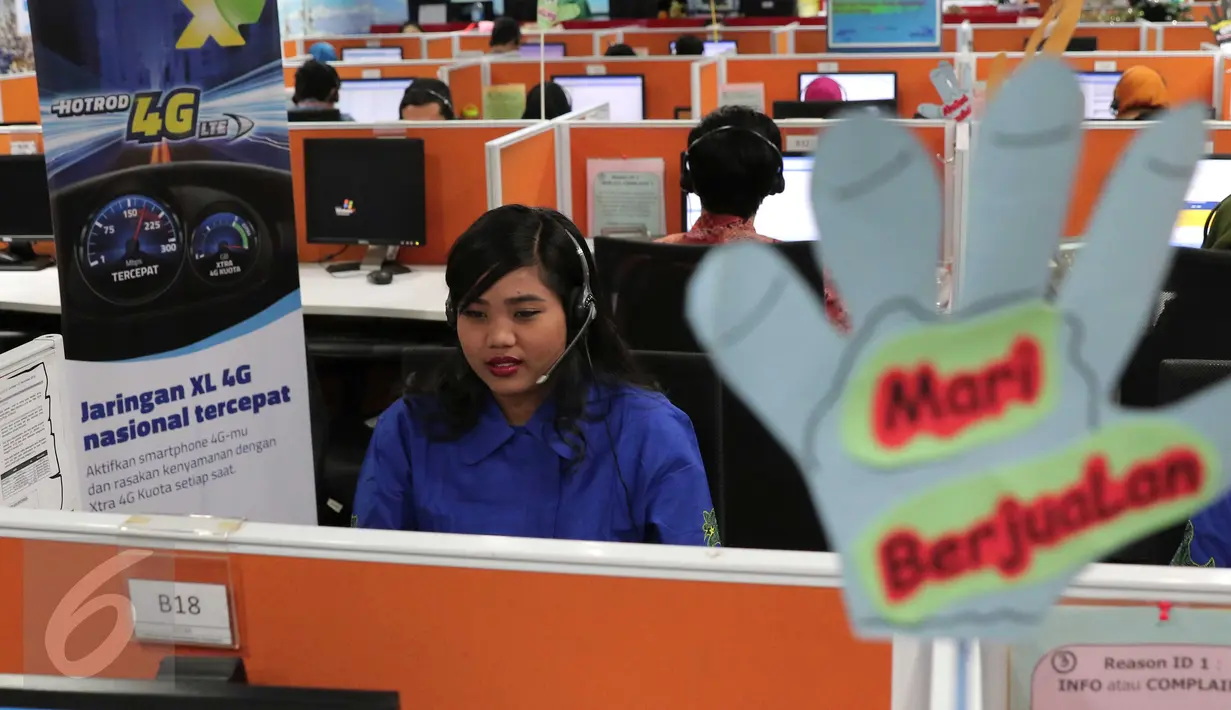 Petugas Call Center 817 melayani pelanggan di pusat layanan pelanggan XL di Jakarta, Senin (21/12/2015). XL telah melakukan kesiapan jaringan dan layanan pelanggan untuk mengantisipasi peningkatan kebutuhan telekomunikasi. (Liputan6.com/Angga Yuniar) 