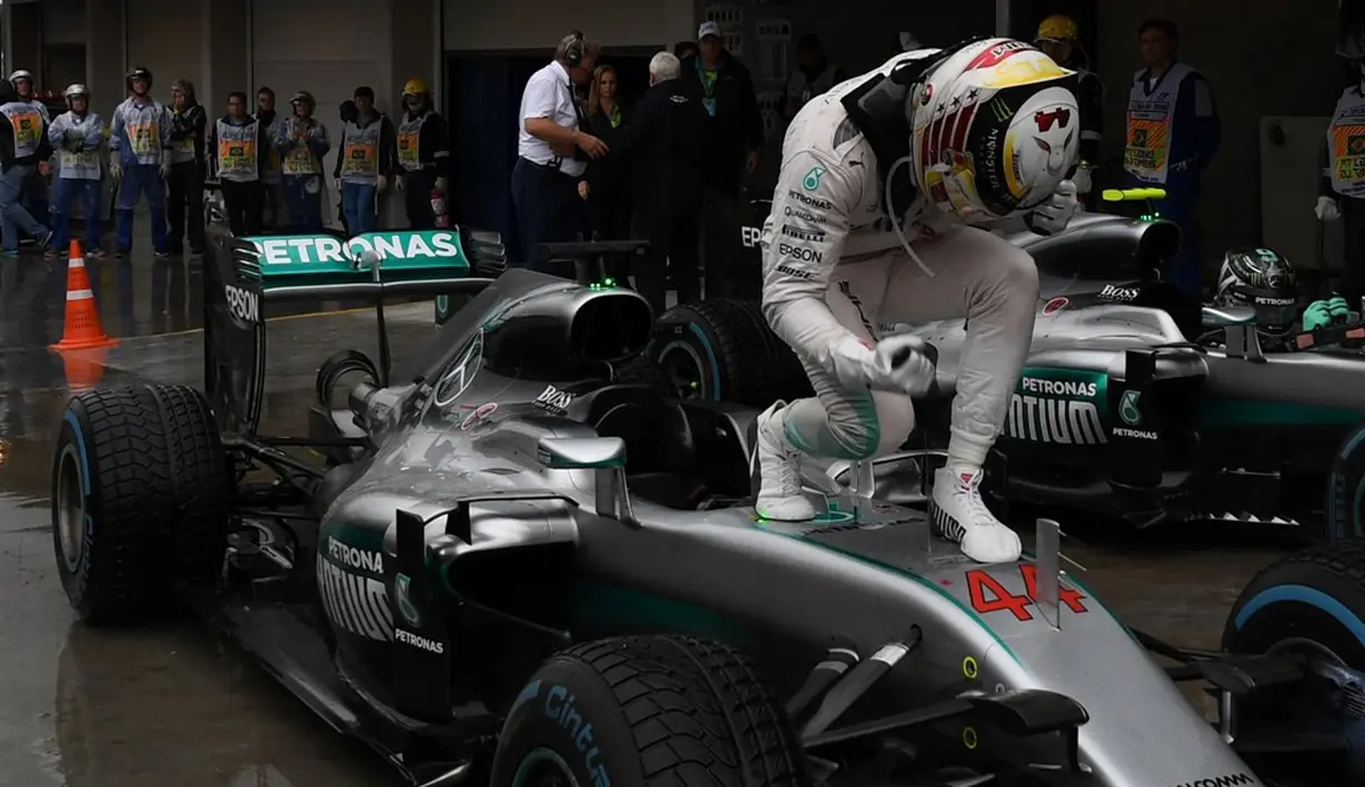 Dengan kemenangan ini, Lewis Hamilton kini hanya tertinggal 12 poin dari Nico Rosberg yang memimpin klasemen dengan 367 poin. (AFP/Vanderlei Almeida)