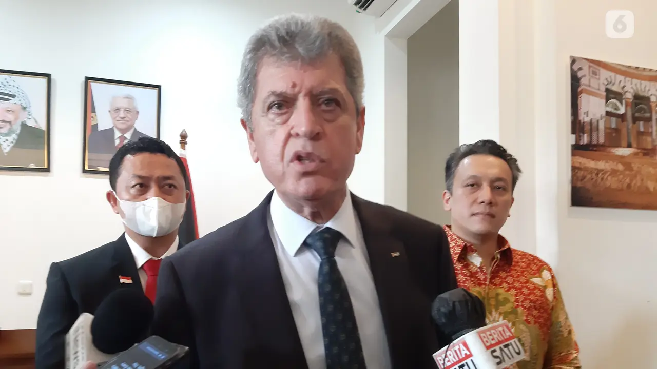 Dubes Palestina Zuhair Al-Shun bersama anggota DPR dari PKS Syahrul Aidi Maazat (kiri) dan Stafsus Presiden RI Diaz Hendropriyono (kanan).