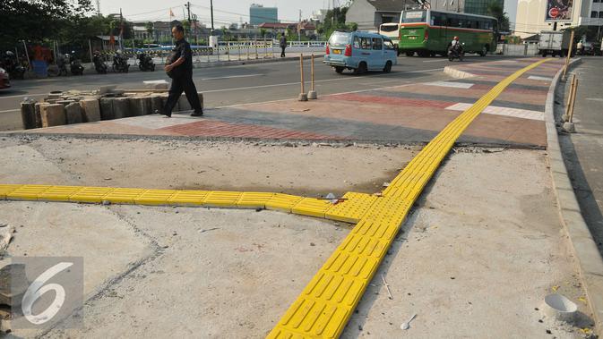 YouTuber Ini Buktikan Jalur Kuning  di Trotoar Berbahaya 