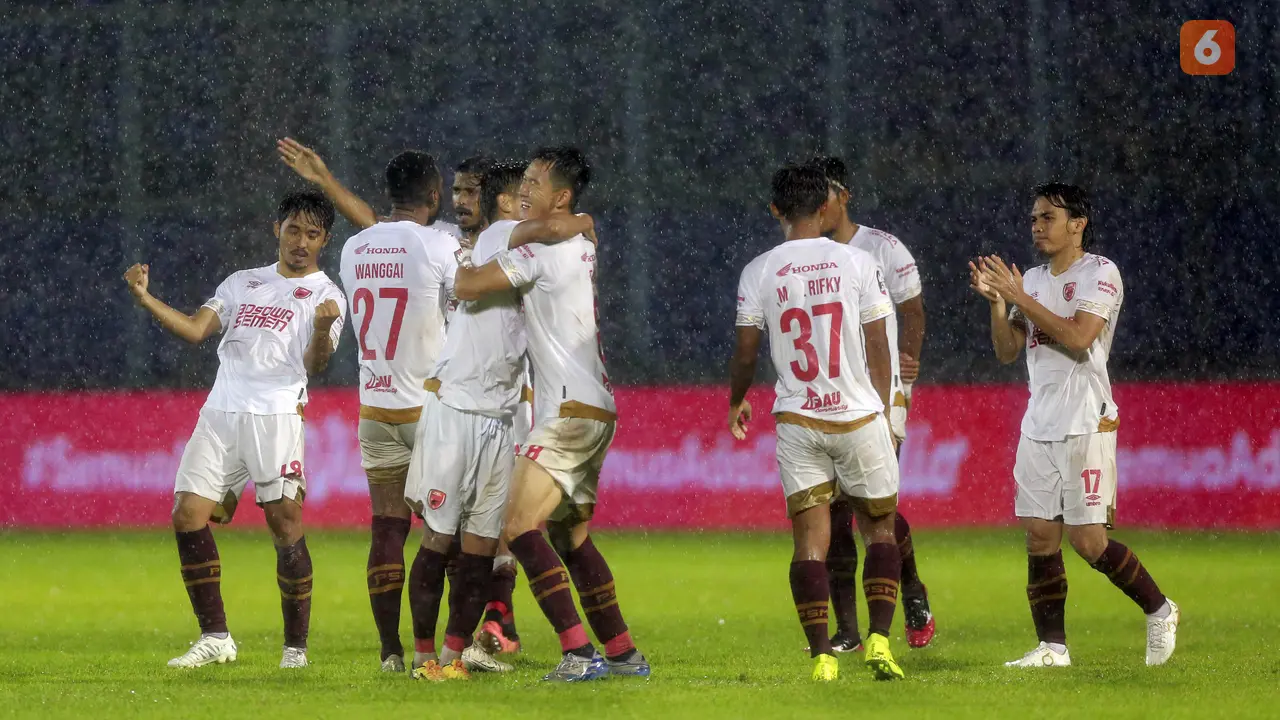 FOTO: Himan Syah Gagalkan 2 Penalti PSIS, PSM Makassar Lolos ke Semifinal Piala Menpora 2021