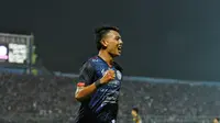 Penyerang Arema FC, Dedik Setiawan, berselebrasi setelah menjebol gawang RANS Nusantara FC dalam laga uji coba yang digelar di Stadion Kanjuruhan, Malang, Selasa (7/6/2022) malam WIB. Arema FC menang 4-0 dalam laga itu. (Bola.com/Iwan Setiawan)