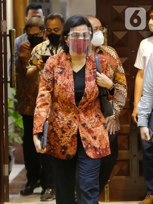 Menteri Keuangan Sri Mulyani Indrawati (kanan) tiba menghadiri rapat kerja bersama Komisi XI DPR di Kompleks Parlemen, Senayan, Jakarta, Kamis (10/6/2021). Rapat tersebut membahas pagu indikatif Kementerian Keuangan dalam RAPBN 2022. (Liputan6.com/Angga Yuniar)