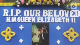 Karangan bunga duka cita atas meninggalnya Ratu Elizabeth II diletakkan di depan Kedutaan Besar (Kedubes) Inggris, kawasan Kuningan, Jakarta, Jumat (9/9/2022). Keluarga Kerajaan Inggris pada Kamis waktu setempat, mengumumkan Ratu Elizabeth II meninggal dunia pada usia 96 tahun. (Liputan6.com/Herman Zakharia)
