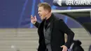 Pelatih RB Leipzig, Julian Nagelsmann, memberikan arahan kepada anak asuhnya pada laga Liga Champions di Stadion RB Arena, Rabu (21/10/2020). RB Leipzig menang dengan skor 2-0. (AP/Markus Schreiber)