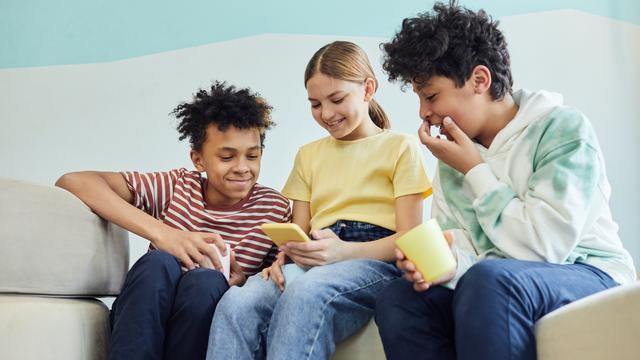 Ilustrasi anak yang bermain HP