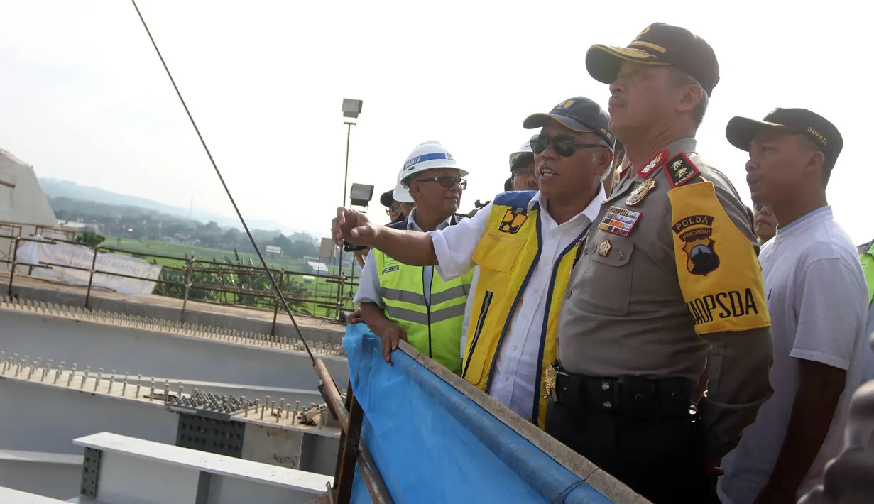 Menteri PUPR Basuki Hadimuljono (tengah) dan Kapolda Jateng Irjen Pol Condro Kirono (kanan) usai uji coba Jembatan Kali Kuto di Batang, Jateng, Rabu (13/6). Jembatan Kali Kuto mampu menahan beban hingga 16 ton. (Liputan6.com/Arya Manggala)