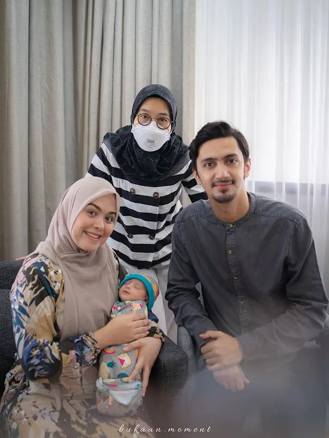 Jadi Ibu, Ini 6 Potret Terbaru Vebby Palwinta Bareng Razi Bawazier