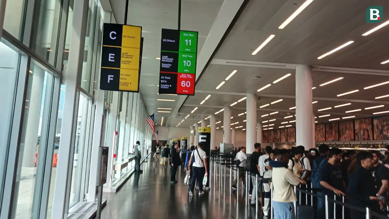 Suasana di ruang imigrasi Bandara Internasional John F. Kennedy