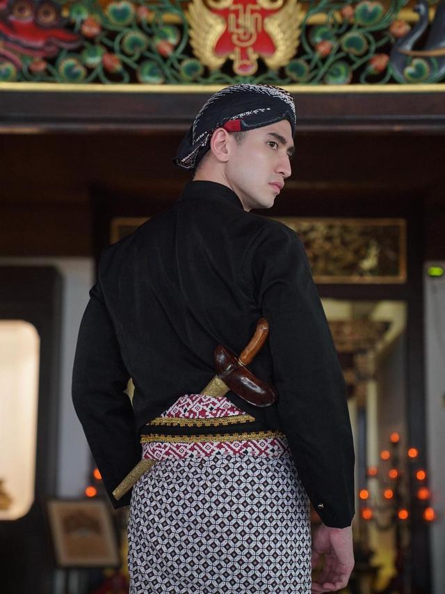 Verrell Bramasta Pakai Baju Adat Jawa