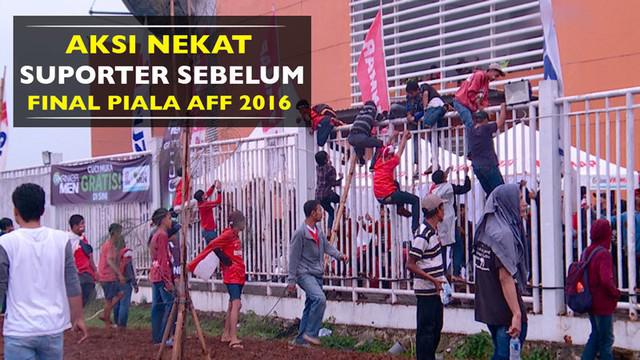 Video aksi nekat suporter memanjat pagar sebelum laga leg I Final Piala AFF 2016, Timnas Indonesia Vs Thailand, di Stadion Pakansari.