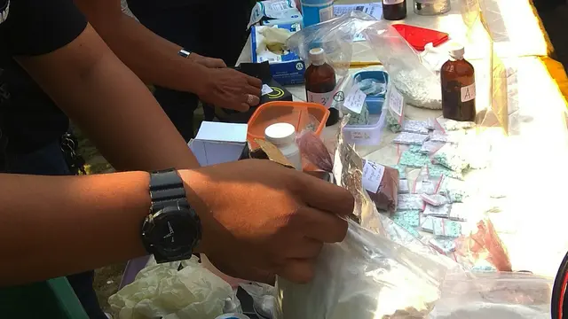 Polisi mengungkap kasus narkoba di Cibinong, Bogor.