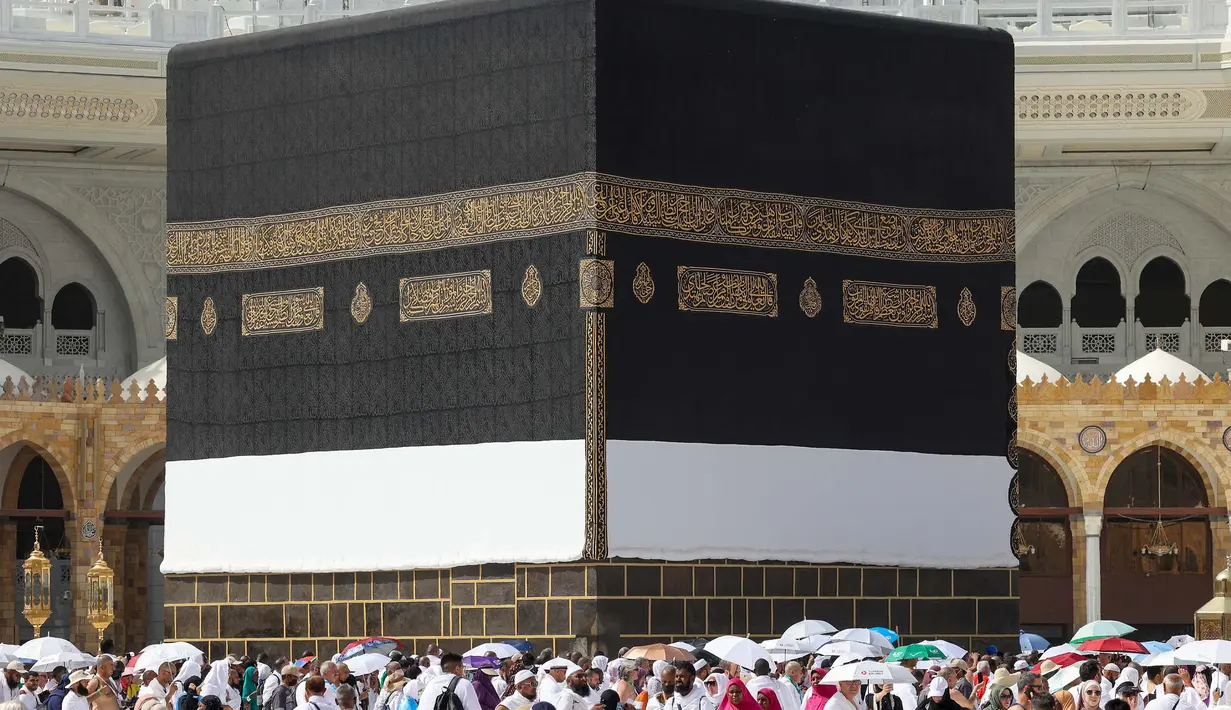 Untuk diketahui, dalam rangkaian ibadah haji, puncaknya adalah wukuf di Arafah yang dilaksanakan pada 9 Zulhijah dalam kalender Hijriah. (Foto oleh AFP)