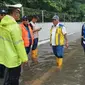 Menteri PUPR Basuki Hadimuljono melakukan penanganan di lokasi banjir.(Foto: Kementerian PUPR)