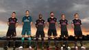 Para pemain Arsenal menjalani sesi pemotretan menggunakan jersey ketiga di Pelabuhan Denison, Sydney, Rabu (12/7/2017). Arsenal melakukan tur pramusim ke Australia dengan melawan Sydney FC dan Sydney Wanderers. (EPA/Paul Miller)