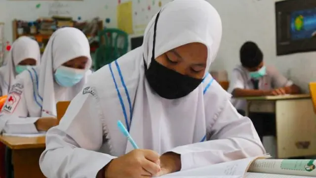 Penerapan protokol kesehatan bagi peserta didik yang sudah belajar tatap muka agar tidak terinfeksi Covid-19.