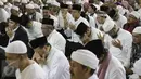 Calon Gubernur DKI Jakarta Agus Yudhoyono, mantan Menko Perekonomian Hatta Rajasa dan mantan Mendikbub M Nuh saat mengikuti zikir bersama Peserta aksi 112 di Masjid Istiqlal, Jakarta, Sabtu (11/2). (Liputan6.com/Herman Zakharia)