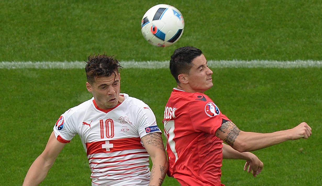 Akurasi umpan yang mencapai 88 % dan memenangi duel udara sebanyak 71 % membuat Granit Xhaka pantas menjadi Man of The Match saat Swiss mengalahkan Albania 1-0 di Grup A Piala Eropa 2016, (11/6/2016). (AFP/Denis Charlet)