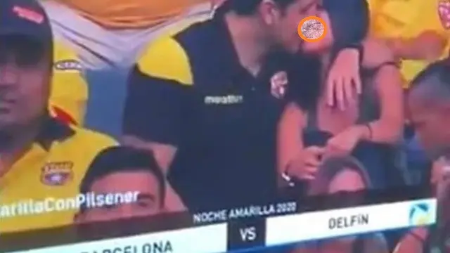 Kedua penonton ini tidak sadar tengah disorot kamera saat ciuman di stadion