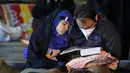 Warga Iran dengan mengenakan masker menghadiri acara kajian dan pengajian Lailatul Qadar, salah satu malam paling suci selama bulan Ramadan, di luar masjid di Teheran, Rabu (13/5/2020). Pemerintah Iran membuka kembali masjid-masjid untuk manyambut malam Lailatul Qadar. (ATTA KENARE/AFP)