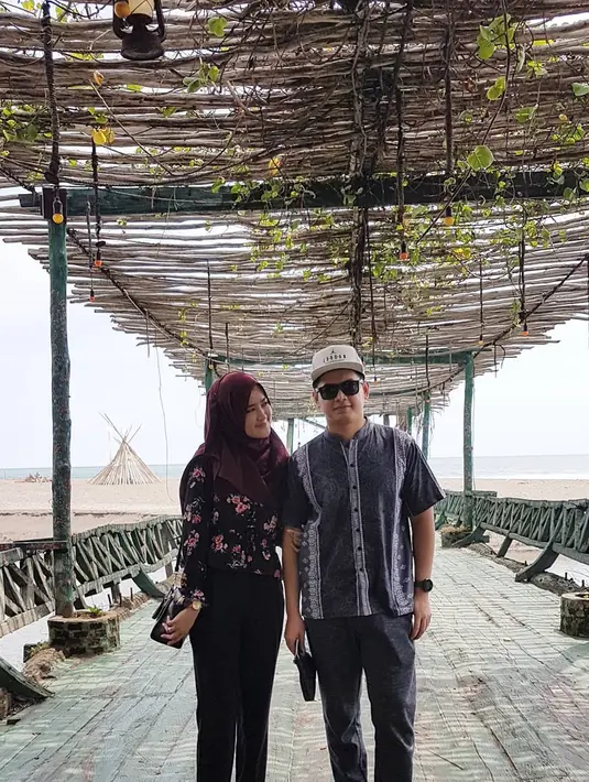 Ini merupakan momen bulan madu Tommy Kurniawan dan Lisya Nurrahmi di Bali. Wah Lisya tampaknya kagum dengan ketampanan dari sang suami. (Foto: instagram.com/tommykurniawann)