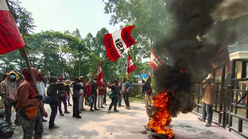 demo tolak UU Cipta Kerja